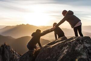 ai generatief paar van wandelaars helpen elk andere beklimming een berg Bij zonsondergang mensen geven een helpen hand- en actief sport concept foto