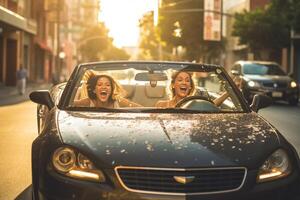ai generatief vrienden hebben pret Bij auto reis in de omgeving van de wereld paar in liefde met armen omhoog Aan een converteerbaar auto foto
