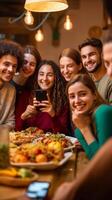 ai generatief vrienden nemen een selfie in de keuken vervelend groen bonen stengels onder hun neuzen terwijl staand in voorkant van tafel vol groenten en pasta foto