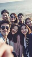 ai generatief groep van gelukkig vrienden nemen een selfie Bij de strand concept over technologie mensen en levensstijl foto