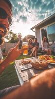 ai generatief groep van gelukkig vrienden nemen selfie Bij bbq buitenshuis avondeten in huis tuin multiraciaal jong mensen aan het eten voedsel en hebben pret Bij barbecue achtertuin huis partij jeugd en vriendschap foto