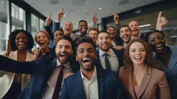 ai generatief groep van multiraciaal mensen met handen omhoog glimlachen Bij camera samen zakelijke team collega's feliciteren collega met bedrijf succes in coworking gedeeld kantoor foto