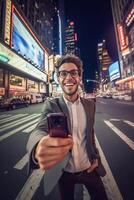 ai generatief knap gelukkig Mens glimlachen Bij de camera nemen een selfie Bij nyc foto