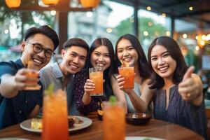 ai generatief gelukkig vrienden groep juichen mojito drankjes Bij luxe bar restaurant jong mensen hebben pret roosteren cocktail bril genieten van gelukkig uur Bij op het dak kroeg partij tijd leven stijl en foto