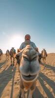 ai generatief gelukkig toerist hebben pret genieten van groep kameel rijden tour in de woestijn reizen vakantie activiteiten en avontuur concept foto