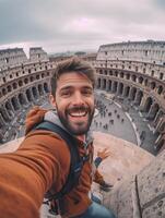 ai generatief gelukkig toerist nemen selfie portret in Rome Italië jong Mens glimlachen Bij camera Aan vakantie oriëntatiepunten mensen en levensstijl concept foto
