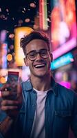 ai generatief gelukkig jong Mens glimlachen Bij de camera nemen een selfie Bij nieuw york stad Aan vakantie foto