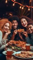 ai generatief multiraciaal gelukkig vrienden aan het eten Hamburger en pizza zittend Bij kroeg restaurant tafel jong mensen hebben diner partij in huis balkon levering voedsel concept met jongens en meisjes di foto