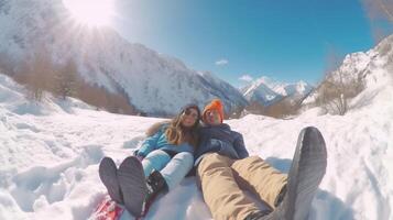 ai generatief portret van een Kaukasisch opgewonden skiër paar nemen een selfie in de sneeuw Aan een berg foto