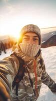 ai generatief jong Mens vervelend winter kleren nemen selfie afbeelding in winter sneeuw berg gelukkig vent met rugzak wandelen buiten recreatie sport en mensen concept foto