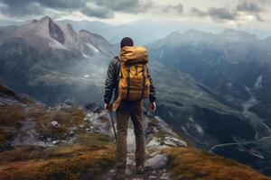 ai generatief jong Mens met rugzak wandelen bergen wandelaar hebben trekking dag uit Aan een zonnig dag geslaagd sport en inspirerend concept foto