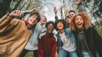 ai generatief jong mensen met handen omhoog lachend samen Bij camera multiraciaal groep van vrienden hebben pret Bij de park vriendschap concept met jongens en meisjes genieten van dag uit Aan stad straat foto