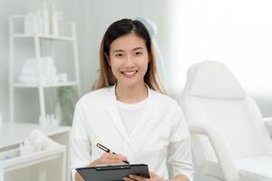 dermatologie en schoonheid kliniek, portret esthetisch dokter, checklist voor dermatologen. schoonheid salon, spa, massage met uitrusting naar naar helpen kom tot rust, fysiotherapie, ontspannende massage, behandeling foto