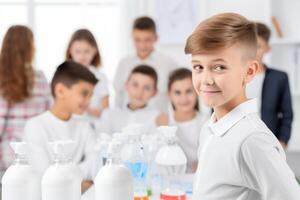 ai gegenereerd portret gelukkig jong Kaukasisch schooljongen kinderen kind jongen glimlachen op zoek camera aan het leren aan het studeren chemie biologie pratend klasgenoten. elementair leerling leerling gedurende les leraar foto