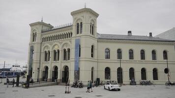 Italië, Milaan - juli 7, 2022. mooi concert hal gebouw Aan een bewolkt dag. actie. concept van architectuur, straat met mensen en geparkeerd auto. foto