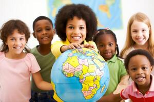ai gegenereerd multicultureel groep van gelukkig optimistisch schoolkinderen Holding wereldbol glimlachen interactie elementair leerlingen in klas primair school- kinderen kinderen aan het leren aan het studeren samen gedurende foto