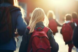 ai gegenereerd eerste dag elementair school- groep ouders kinderen schoolkinderen leerling studenten samen gaan college klasse les studie leren rood rugzakken terug visie. nieuw academisch semester jaar begin foto