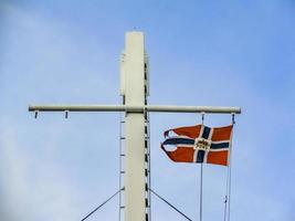 Noorse vlag op de veerboot van fjord1 fylkesbaatane in Noorwegen. foto