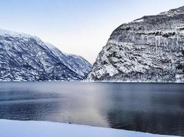 winterlandschap aan de bevroren rivier van het fjordmeer, framfjorden noorwegen. foto