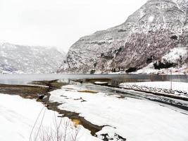 winterlandschap aan de rivier het fjordmeer in framfjorden noorwegen.