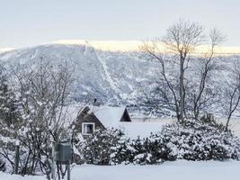 prachtig idyllisch uitzicht van dorp naar fjord in framfjorden noorwegen.