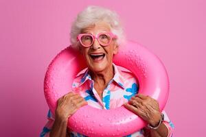 ai gegenereerd een gelukkig oud vrouw Holding roze rubber ring met generatief ai foto