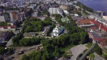 antenne visie van een zomer stad wijk met een kerk en huizen. klem. mooi groen stad gelegen door de lang rivier. foto