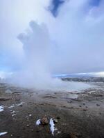 een visie van een geysir in IJsland foto