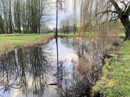 een visie van de shropshire platteland Bij de heuvel vallei in heksenkerk foto