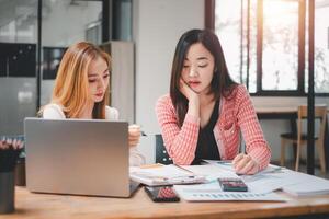 groep zakenmensen analyse samenvattende grafiekrapporten van bedrijfskosten en werkgegevens over de financiële overzichten van het bedrijf. foto