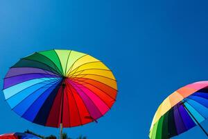 paraplu's met de kleuren van de regenboog foto