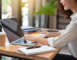 ai gegenereerd Aziatisch vrouw werken Bij houten bureau foto