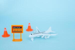 wit vliegtuig model- met verbod teken Aan blauw achtergrond foto
