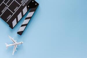 film klepel bord en wit vliegtuig model- Aan blauw achtergrond foto
