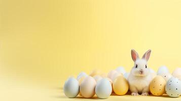 ai gegenereerd gelukkig Pasen schattig konijn zittend met kleurrijk Pasen eieren punt patroon pastel geel achtergrond met copyspace foto