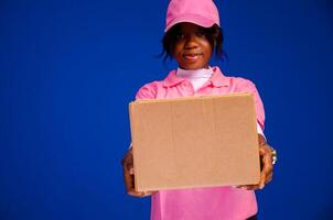 mooi Afrikaanse levering vrouw Holding een pakket foto