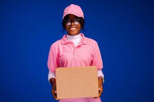 mooi Afrikaanse vrouw koerier arbeider Holding een doos foto