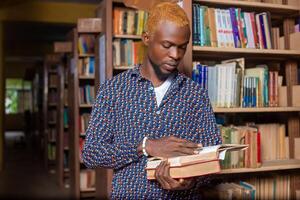 het boek van de jonge mensenlezing in bibliotheek foto