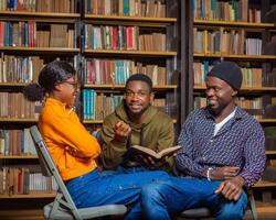 mensen in de bibliotheek bespreken over hun tentamen foto