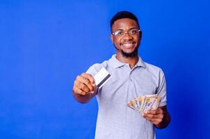 gelukkig en opgewonden jong Afrikaanse Mens Holding bundels van contant geld en kaart foto