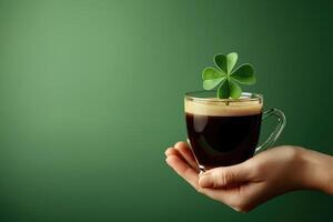 ai gegenereerd hand- Holding een Iers koffie kop Aan st. Patrick dag groen bokeh achtergrond foto