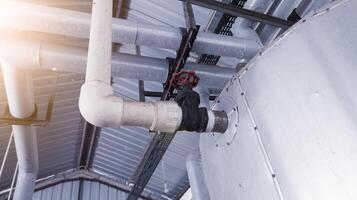installatie van poort klep van de water tank Aan de water boiler pijp lijn in industrieel koeler. foto