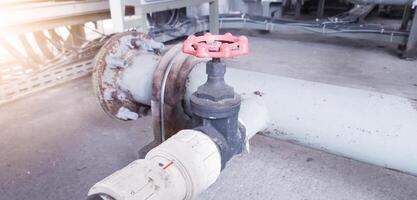 installatie van poort klep Aan de water boiler pijp lijn in industrieel koeler. foto