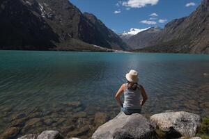 toerist overweegt de llanganuco lagune en de kalmte dat het inspireert in huaraz, Peru. foto