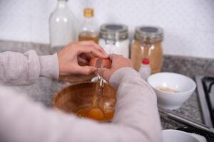 handen gieten ingrediënten naar maken koekjes Bij huis. foto