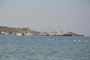 gumbet, turkije, 2020 - strand en strandpanorama in bodrum foto