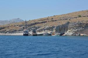 bodrum, turkije, 2020 - jachten geparkeerd in de jachthaven foto