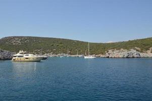 bodrum, turkije, 2020 - jachten geparkeerd in de jachthaven foto