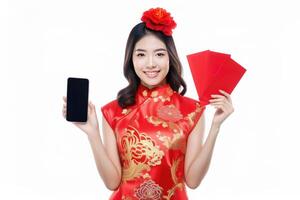 ai gegenereerd een vrouw in een traditioneel Chinese jurk Holding een telefoon en een rood kaart foto