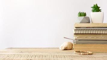 boekenplank met groene vetplanten en oude boeken foto